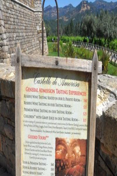 Castello Di Amorosa: деревянная вывеска с меню дегустаций у виноградников